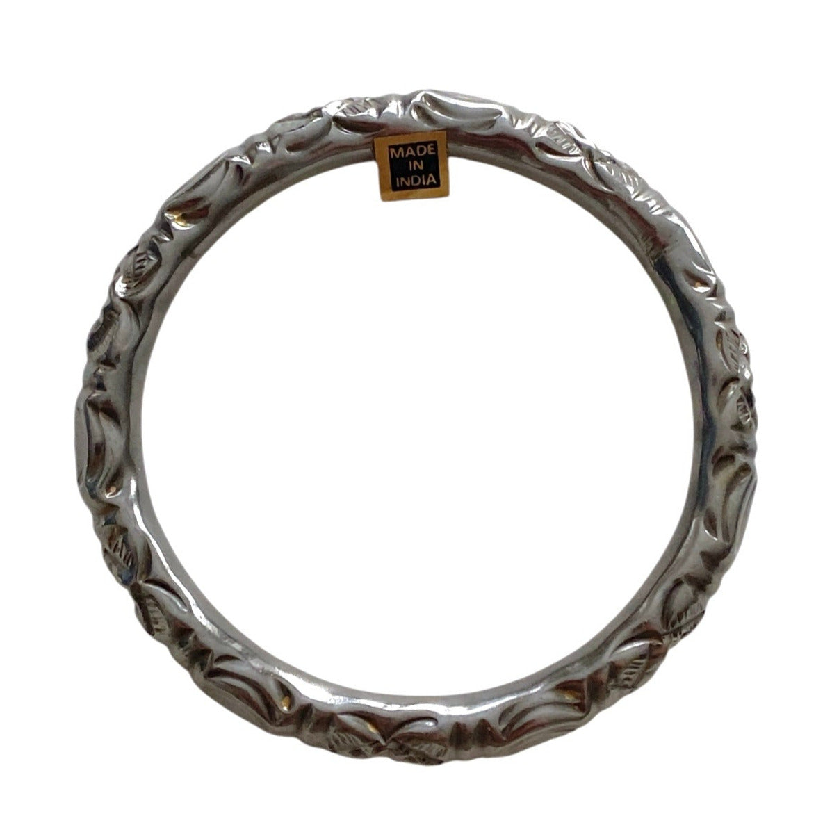 Indisk armring i oksidert metall med preget mønster