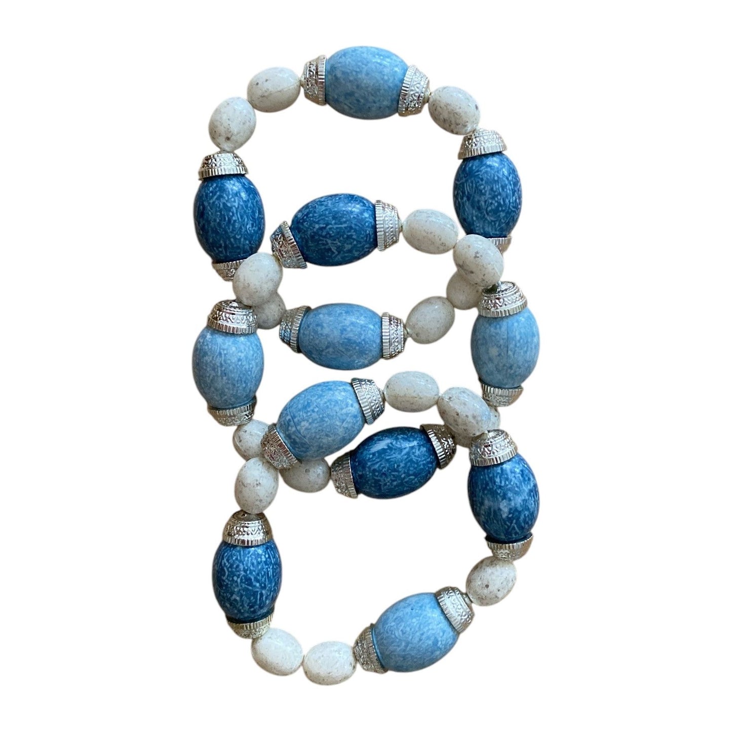 Elastisk armbånd med blå og hvite kuler