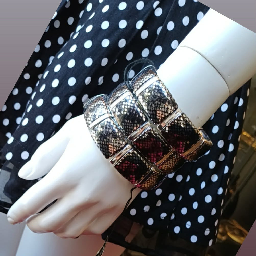 Elastisk sølvfarget armbånd med slangeskinn-mønster