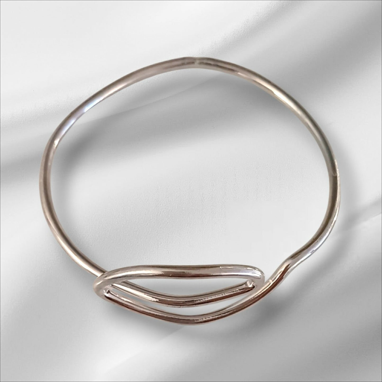 Stor armcuff i sølvfarget metall