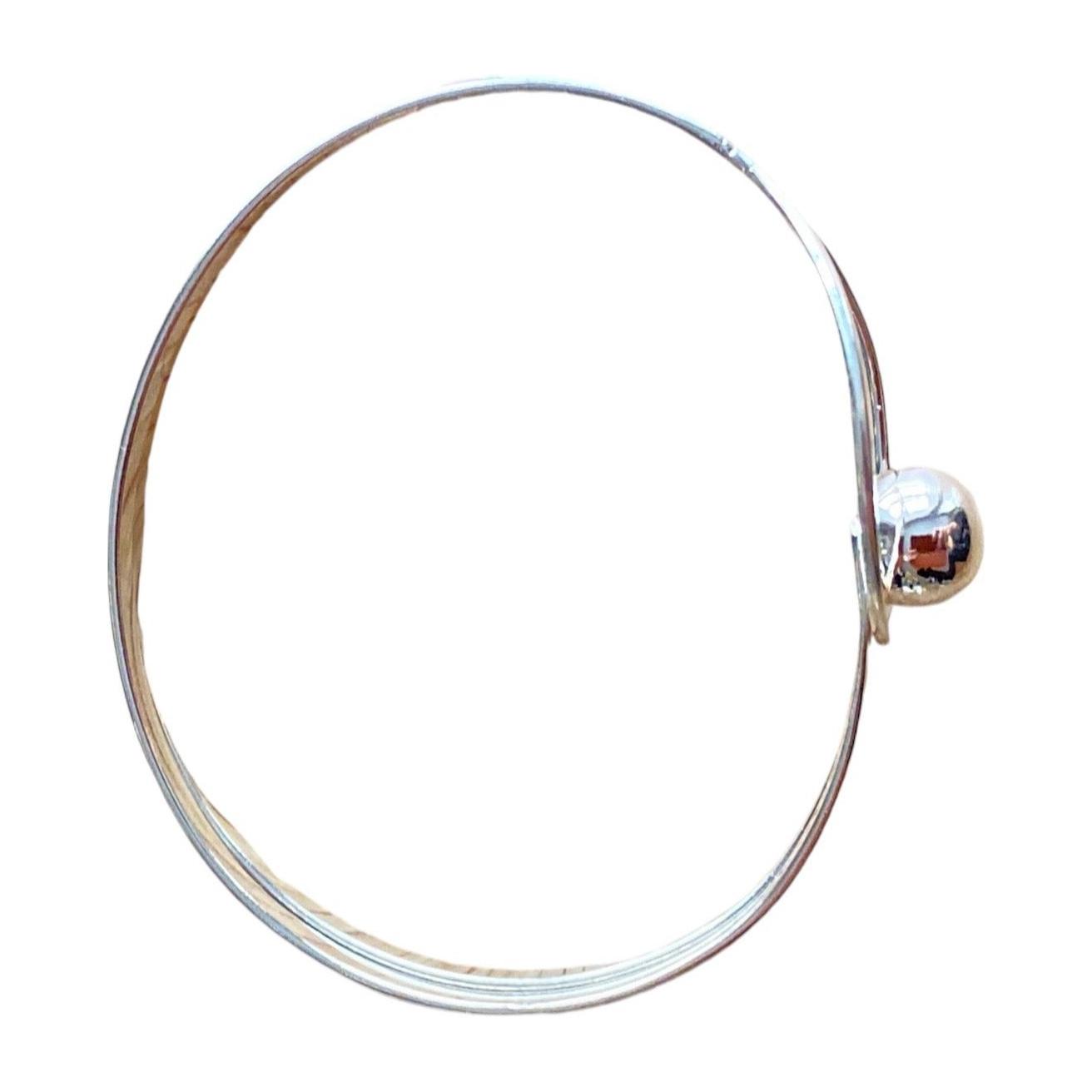 Elegant armbånd i sølvfarget metall