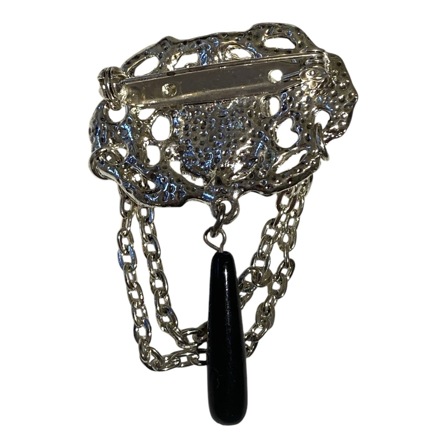 Gotisk sølvbrosje med kjetting og sort detalj