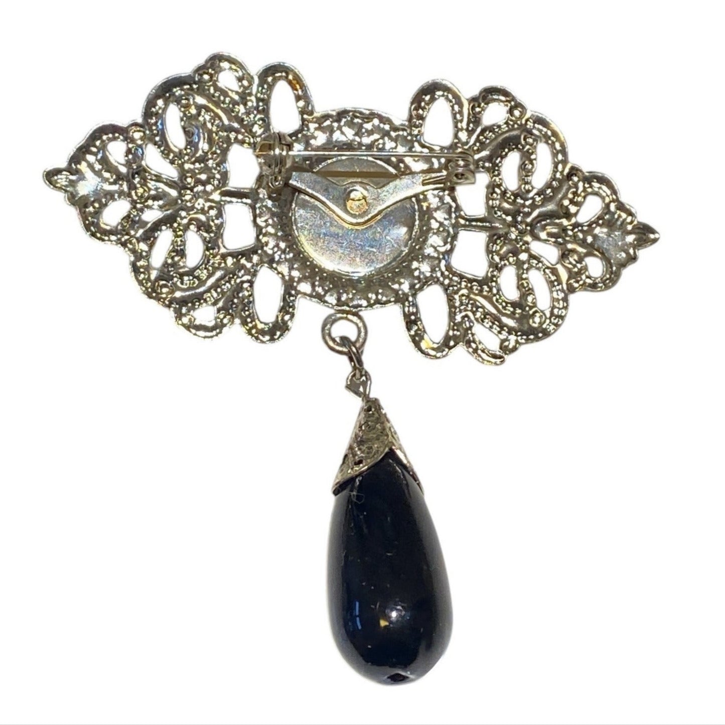Viktoriansk-inspirert brosje med sort dråpeanheng