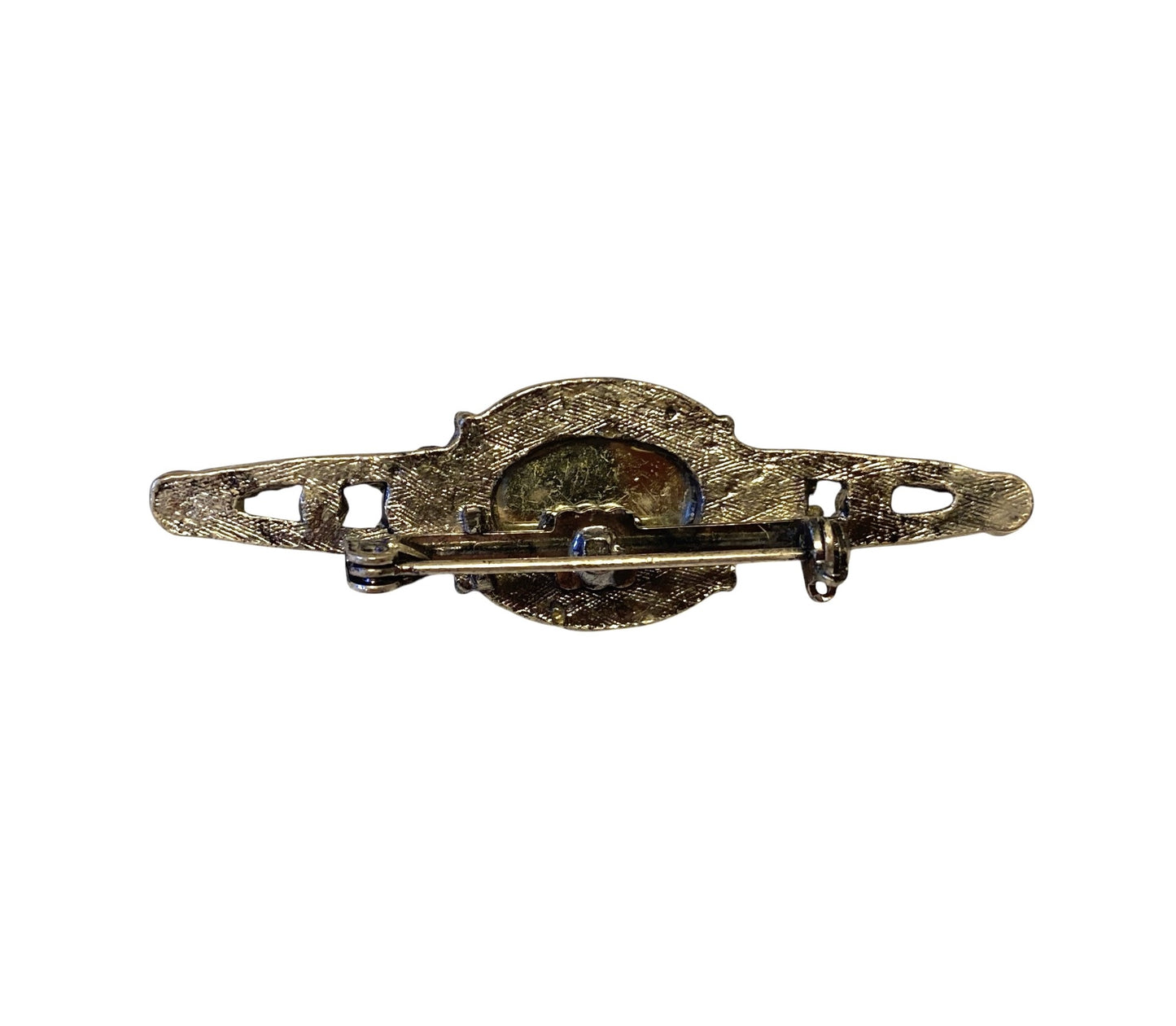 Brosje med rød sten og små hvite perler