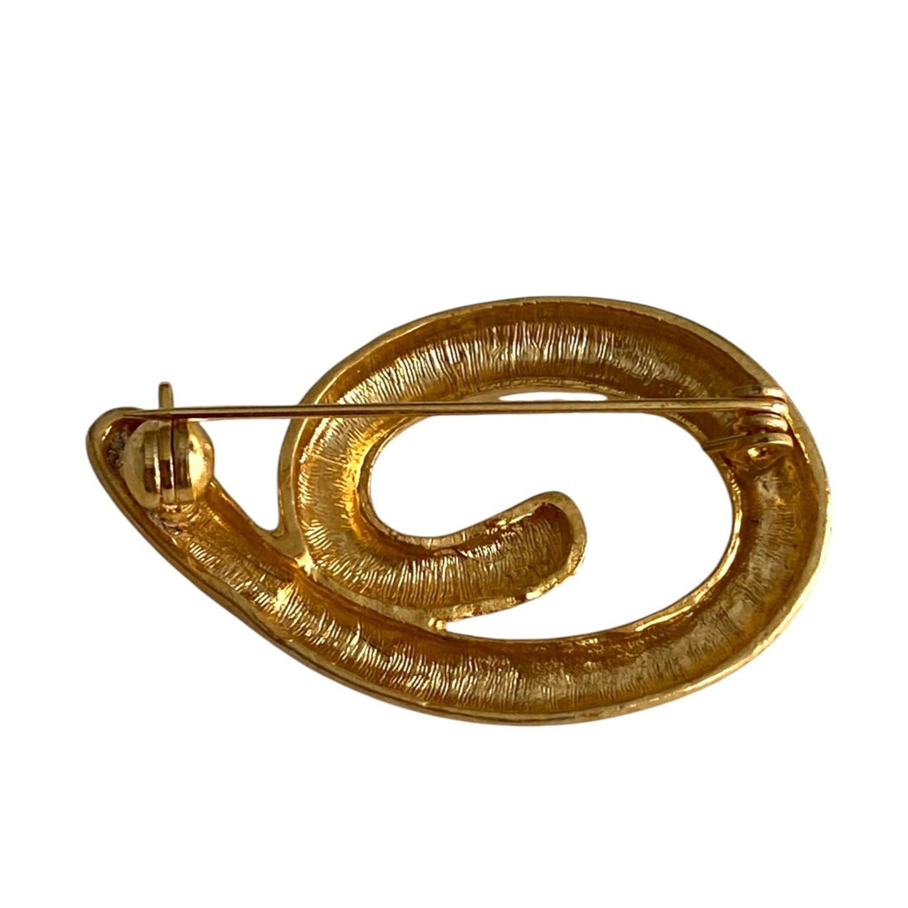 Elegant og stilren gullfarget brosje med sort emalje