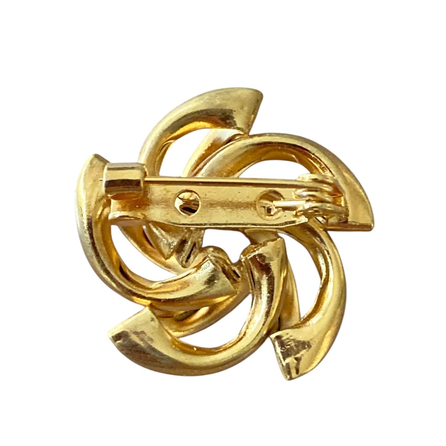 Elegant gullfarget brosje med blomsterdesign