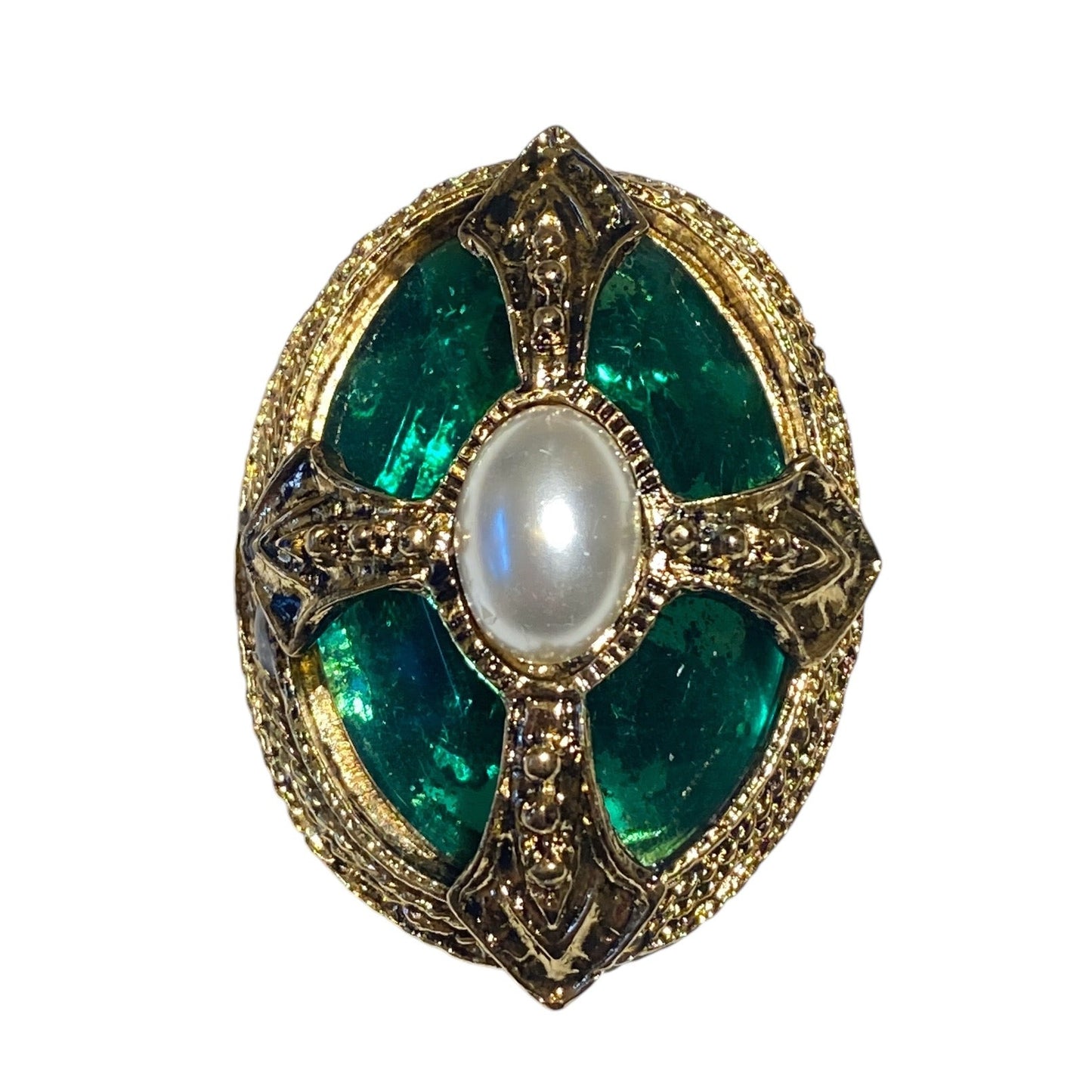 Vintagebrosje med smaragdgrønne glassdetaljer og perle