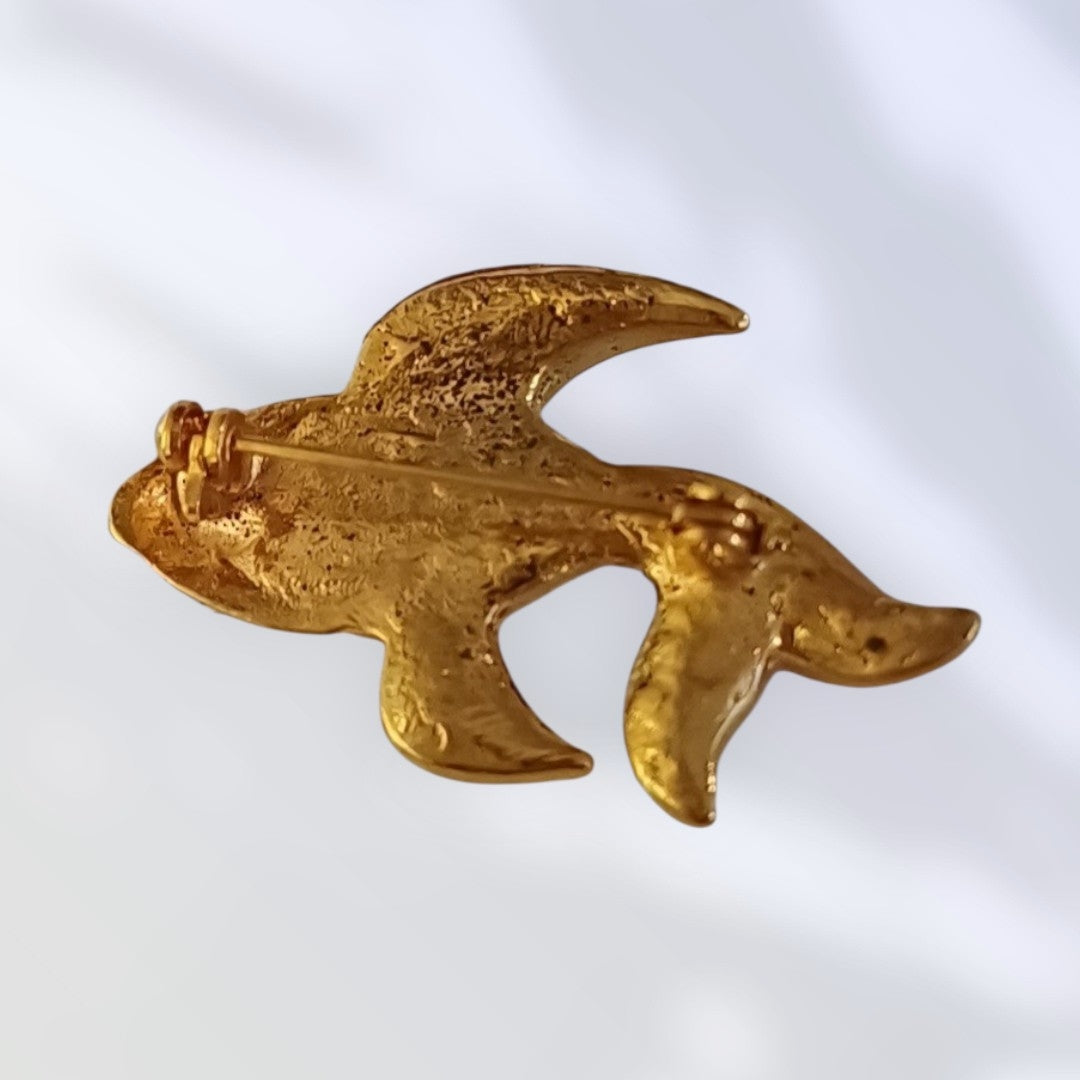 Vintage gullfiskbrosje med perle og glitrende detaljer