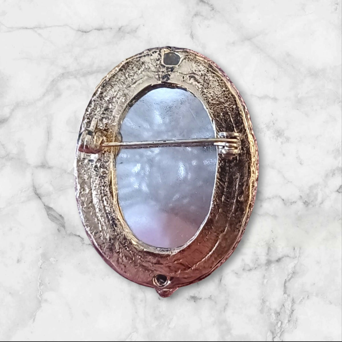 Vintagebrosje med koboltblå glassdetaljer og perle