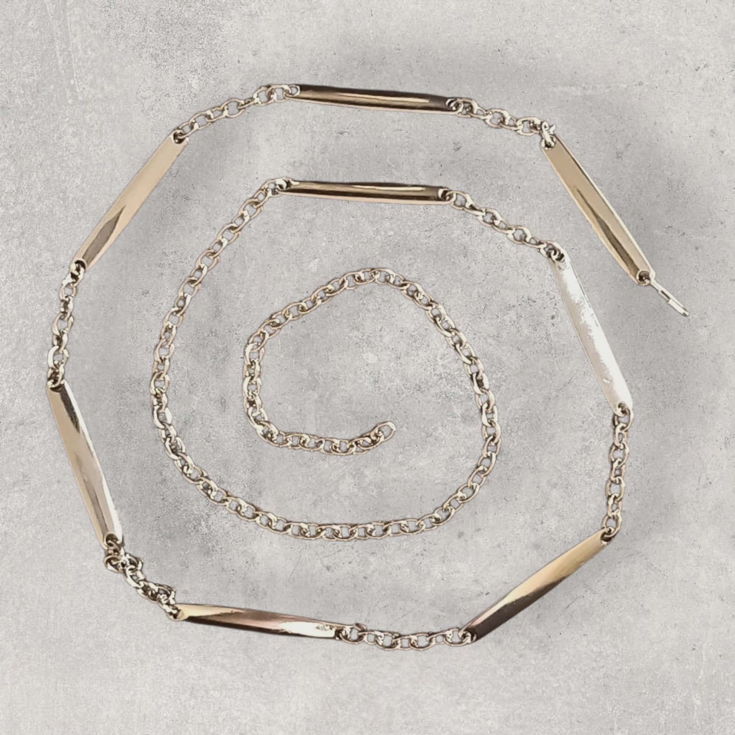 Sølvfarget kjedebelte med blanke ledd-detaljer