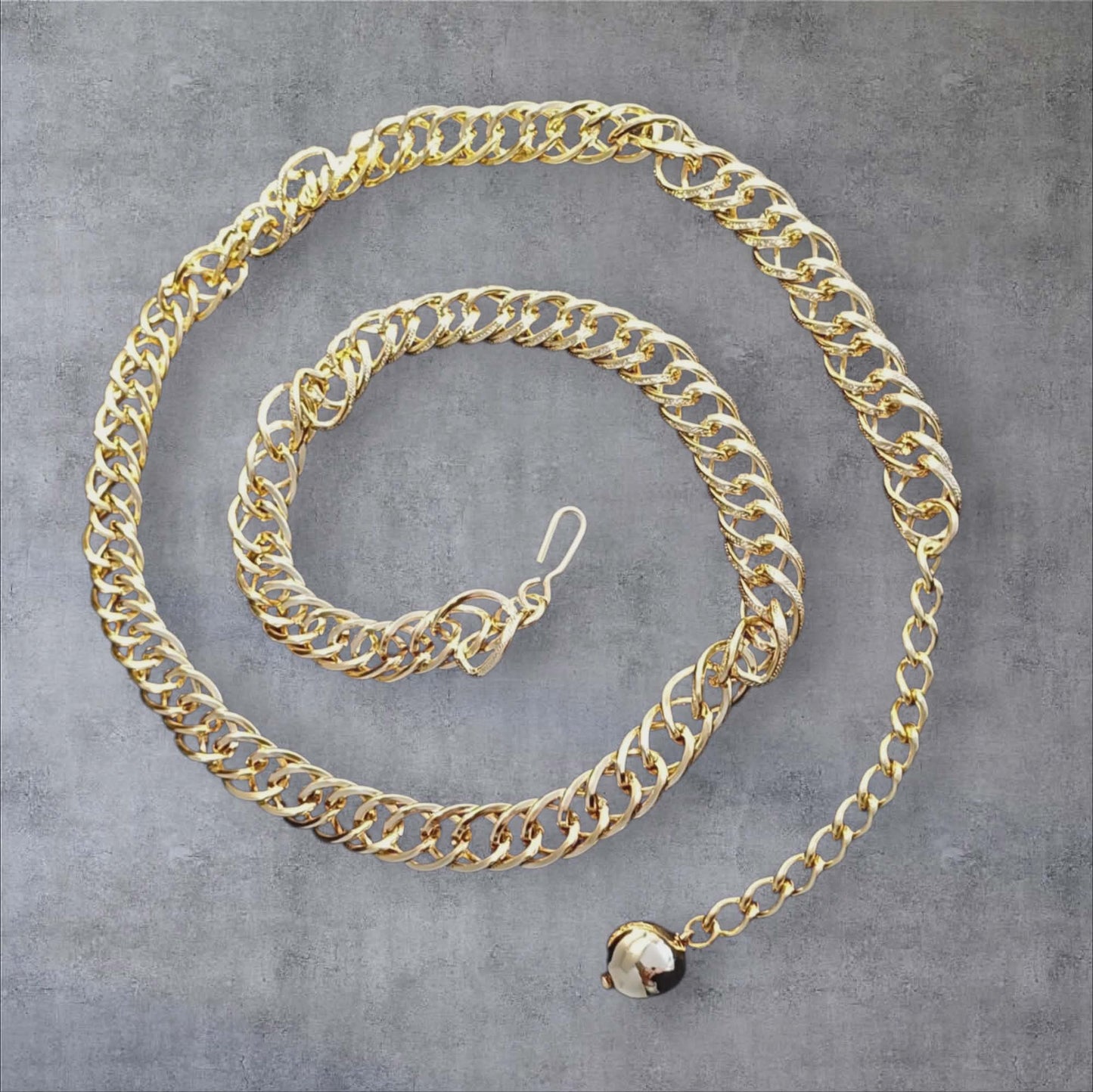 Gullfarget vintagebelte i markert lenkedesign