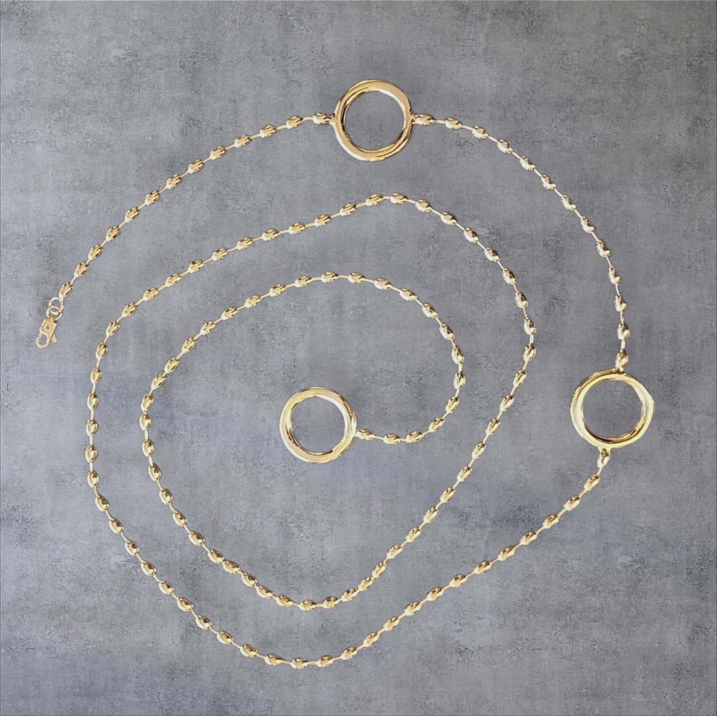 Gullfarget kjedebelte med dekorative ringer