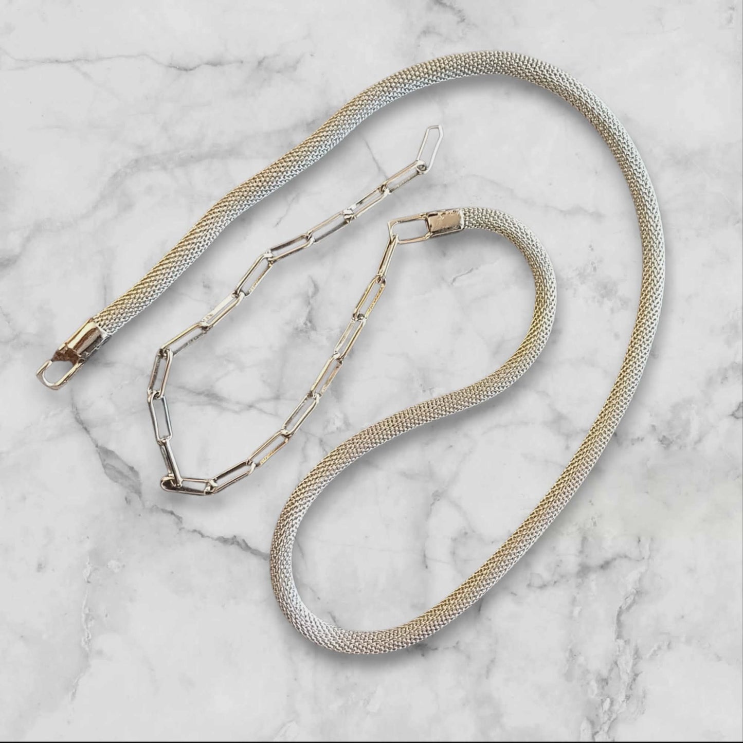 Rundt sølvfarget smykkebelte med høyglans finish