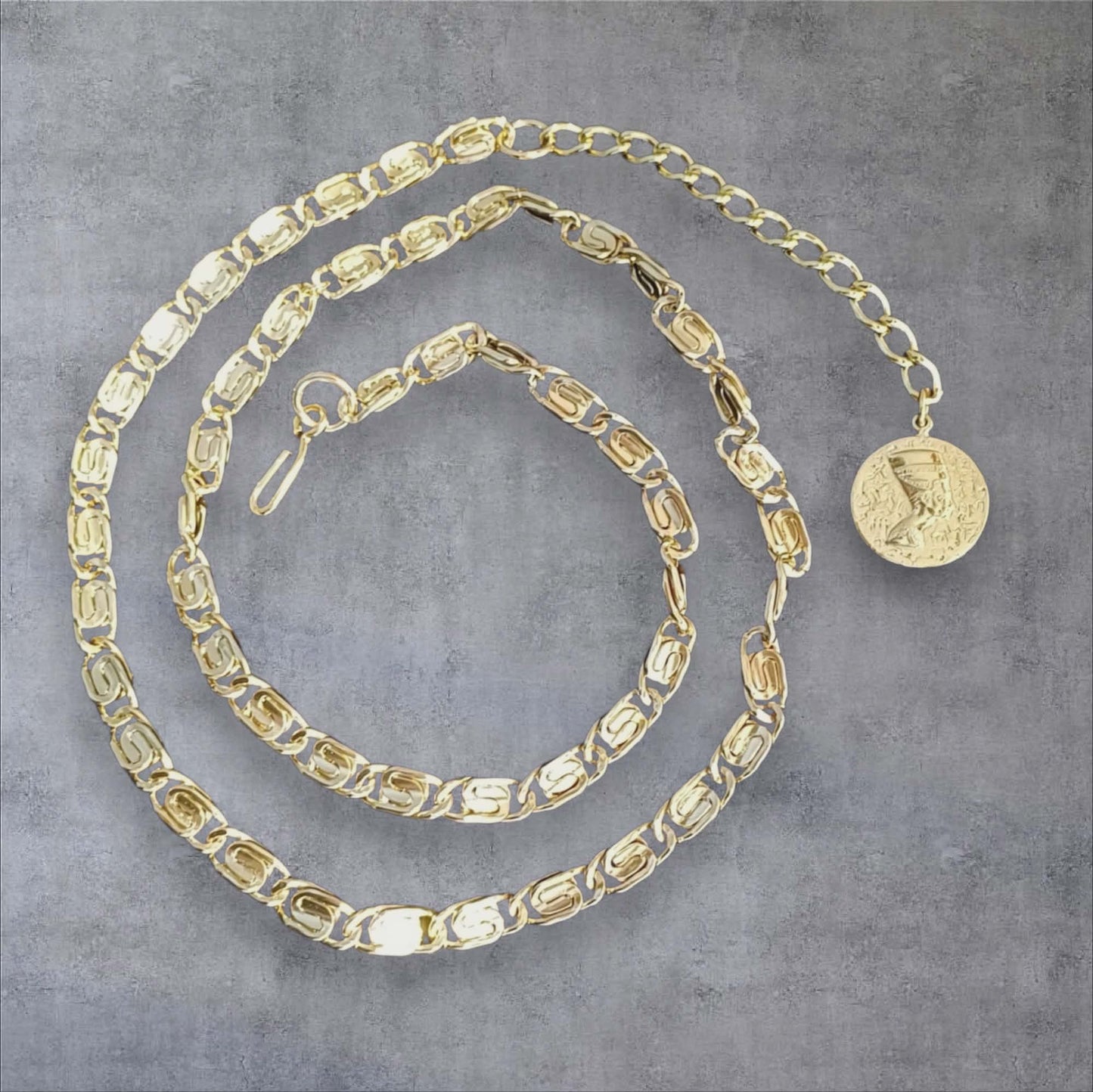 Gullfarget smykkebelte med dekorativ myntdetalj