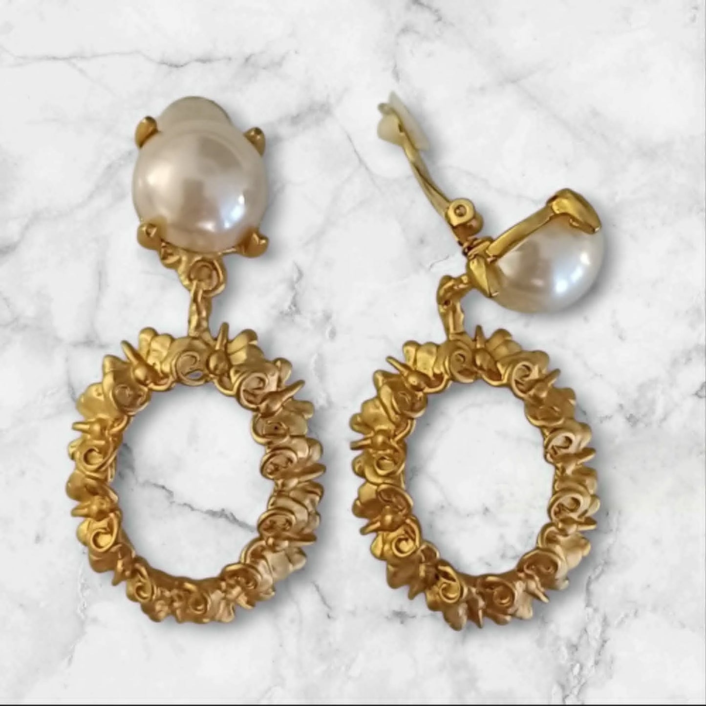 Store gullfargede vintageklips med syntetisk perle og ornamenterte detaljer
