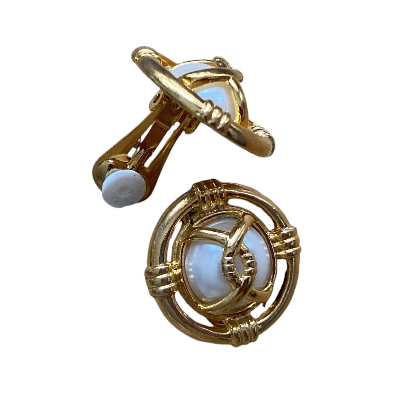 Klips-øredobber i gullfarget metall med store perler