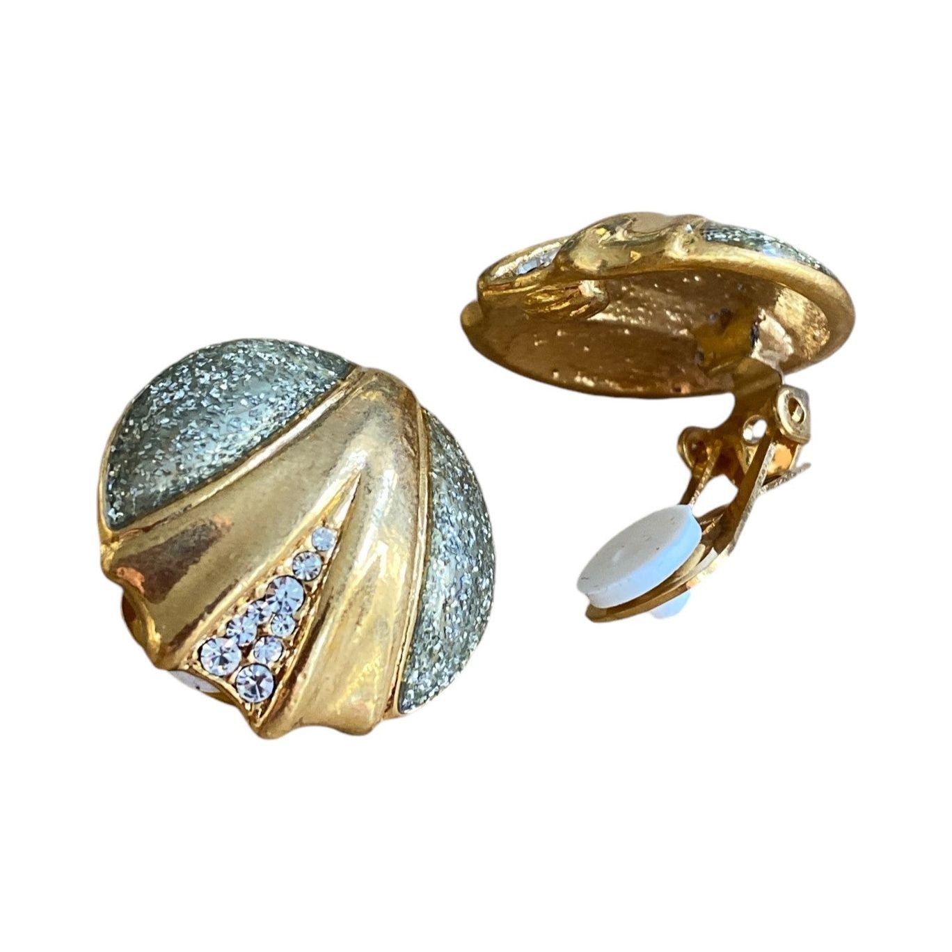 Runde gullfargede klips-øredobber med blanke stener og sølvemalje