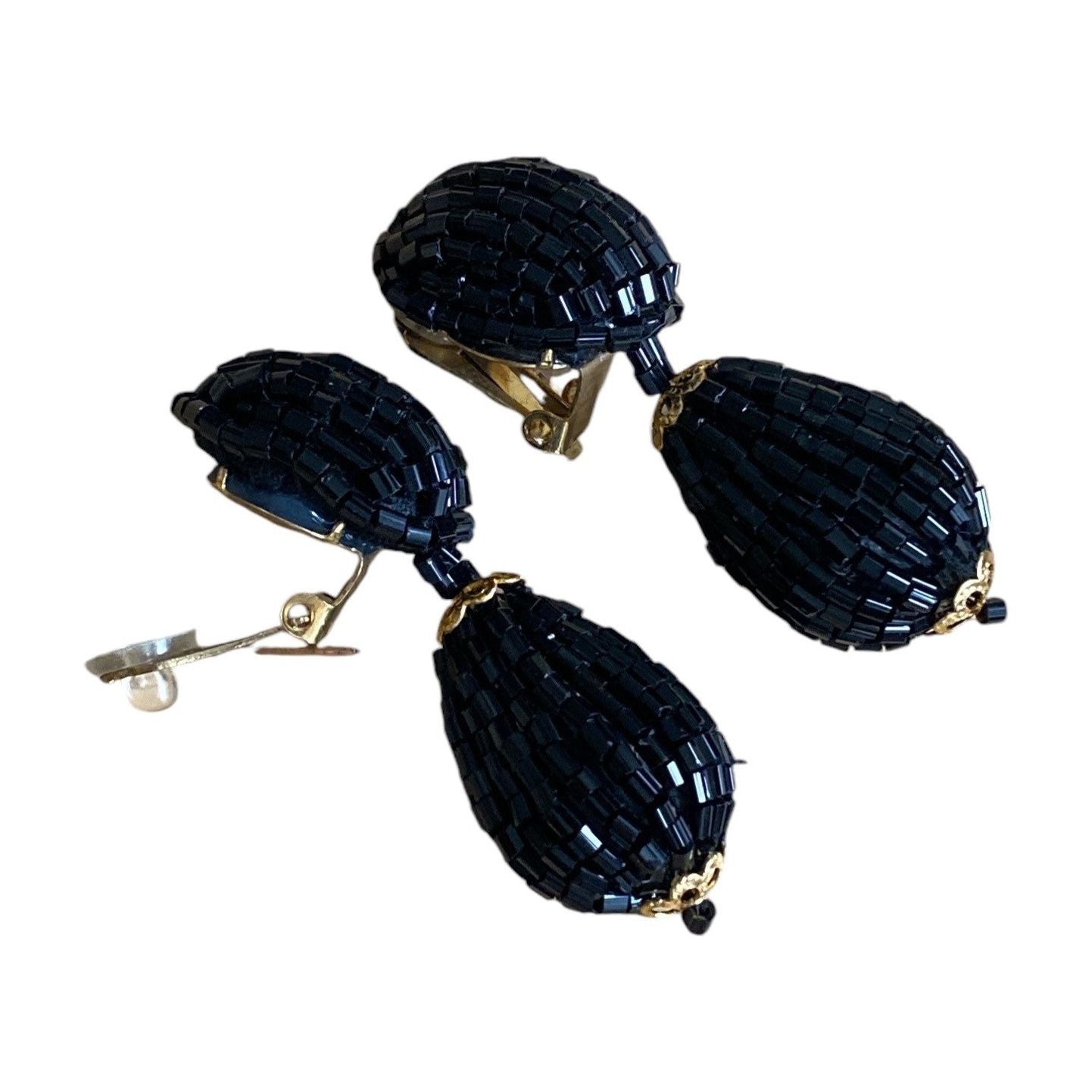 Statement-øredobber i sorte glassperler