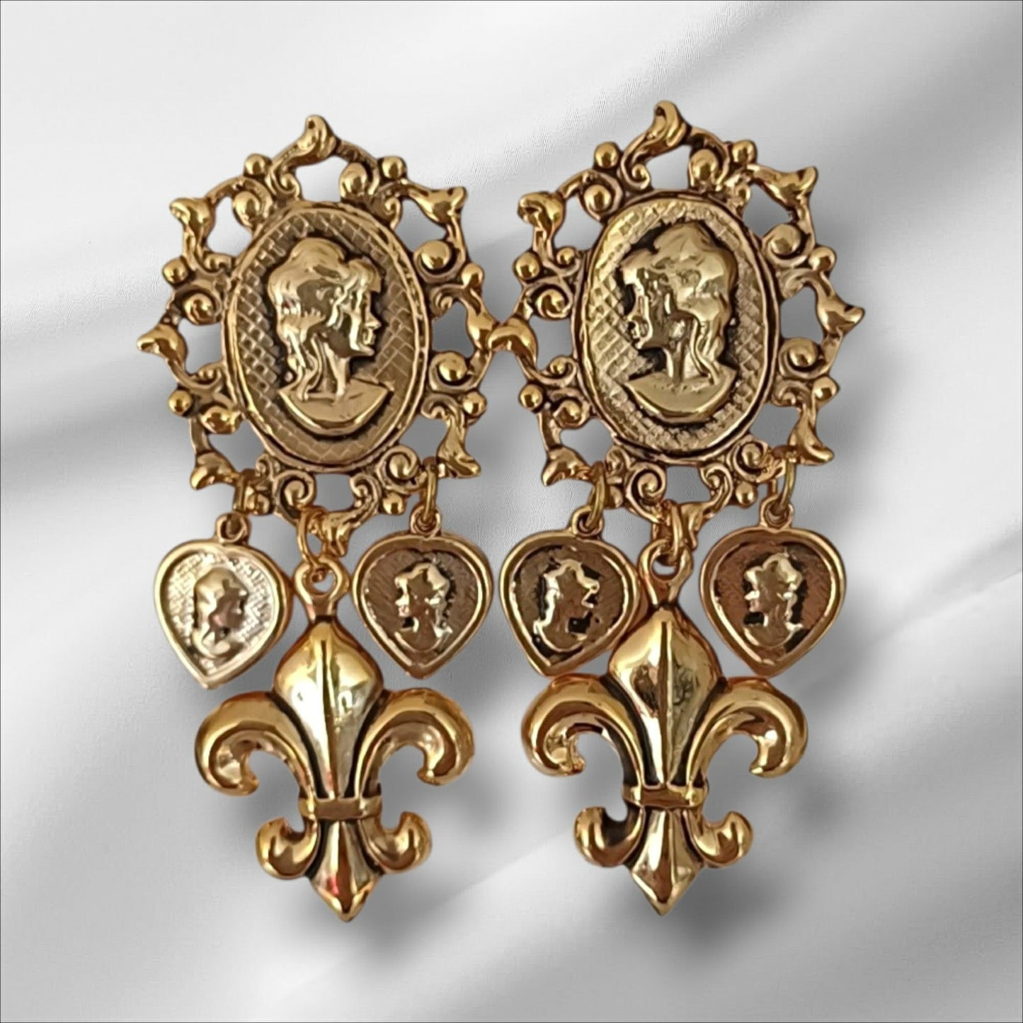 Store vintage statementøredobber med cameomotiv og fleur-de-lis