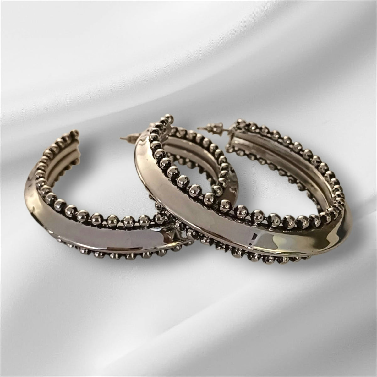 Store sølvfargede statement-hoops med dekorative detaljer