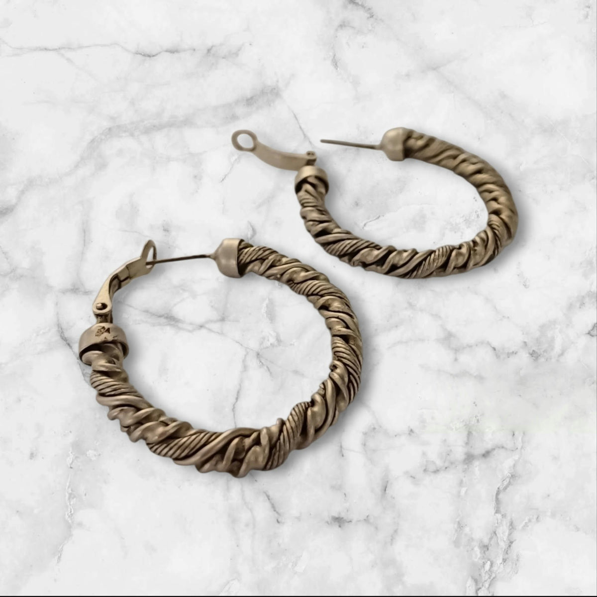Sølvfargede vintage hoops med flettet mønster