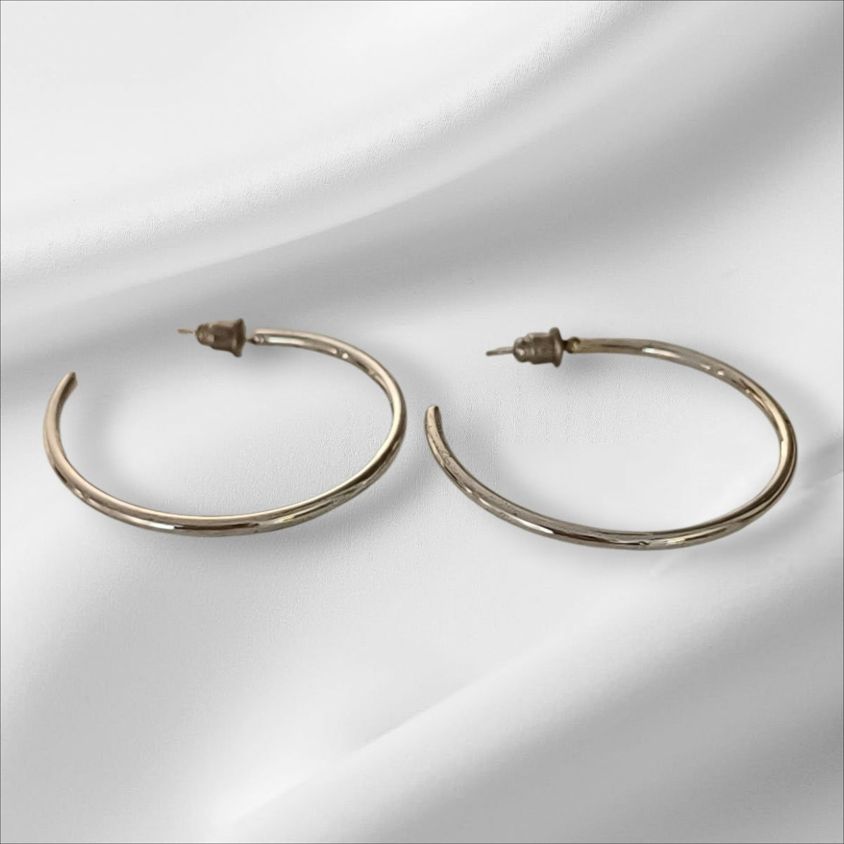 Klassiske sølvfargede hoops – 4 cm