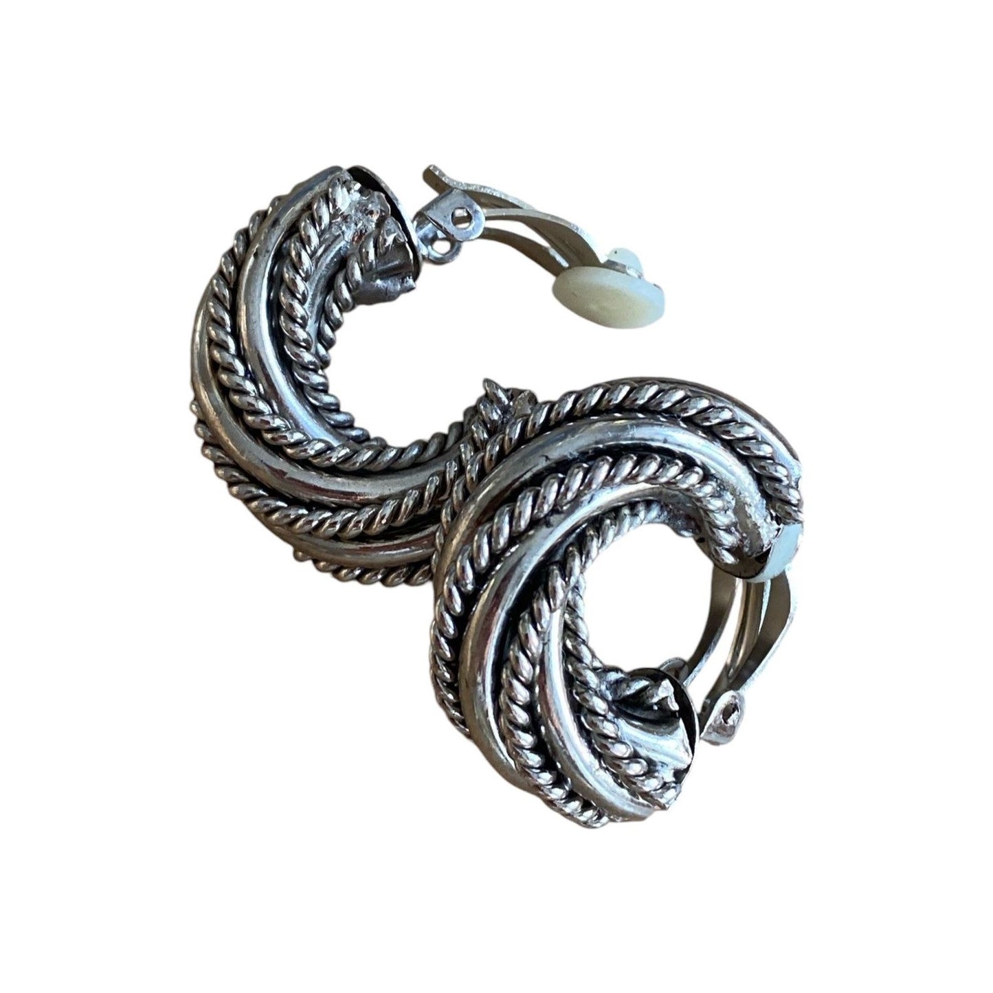 Store klips-øredobber i sotet metall