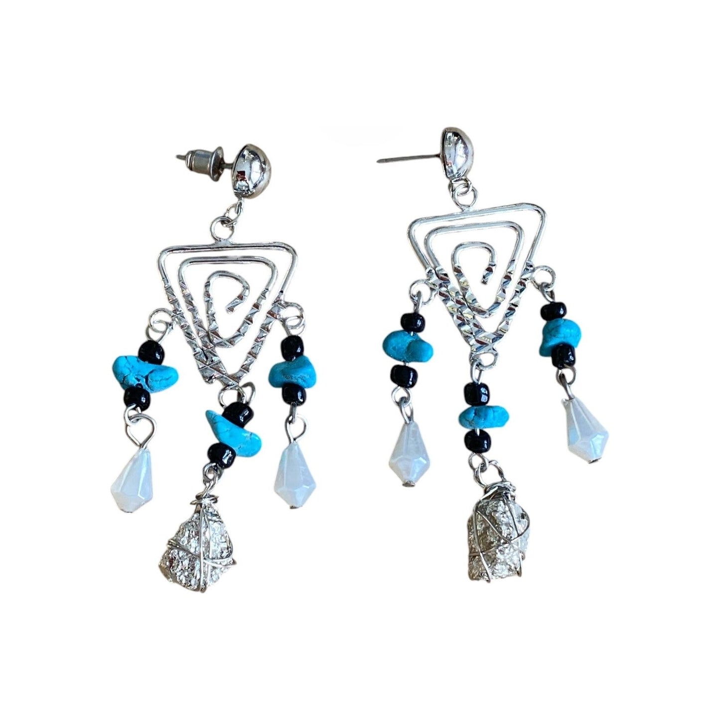 Unike sølvfargede øredobber med turkise detaljer og perlepynt