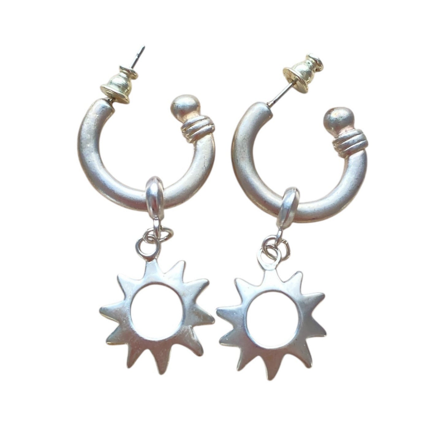Sølvfargede sol-inspirerte øredobber