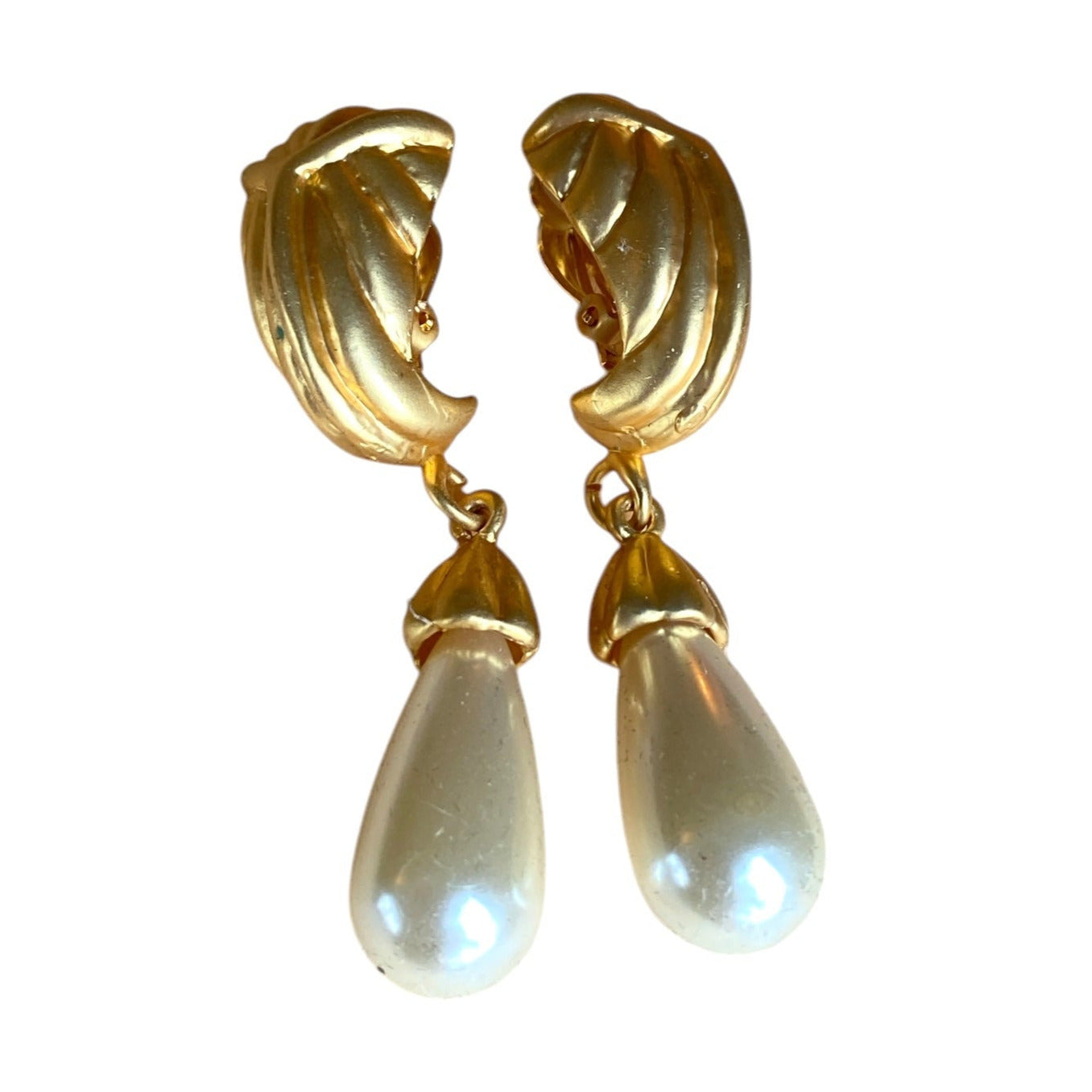 Elegante klips-øredobber med gyllent design og perledetaljer