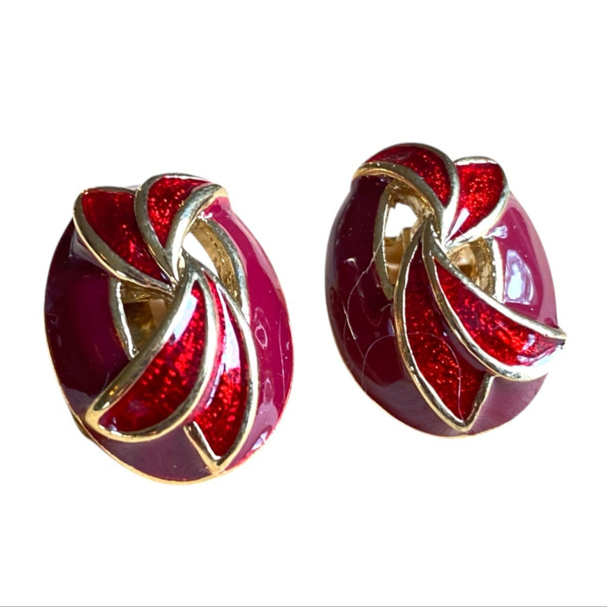 Unike klipsøredobber med rødt og gyllent emaljedesign