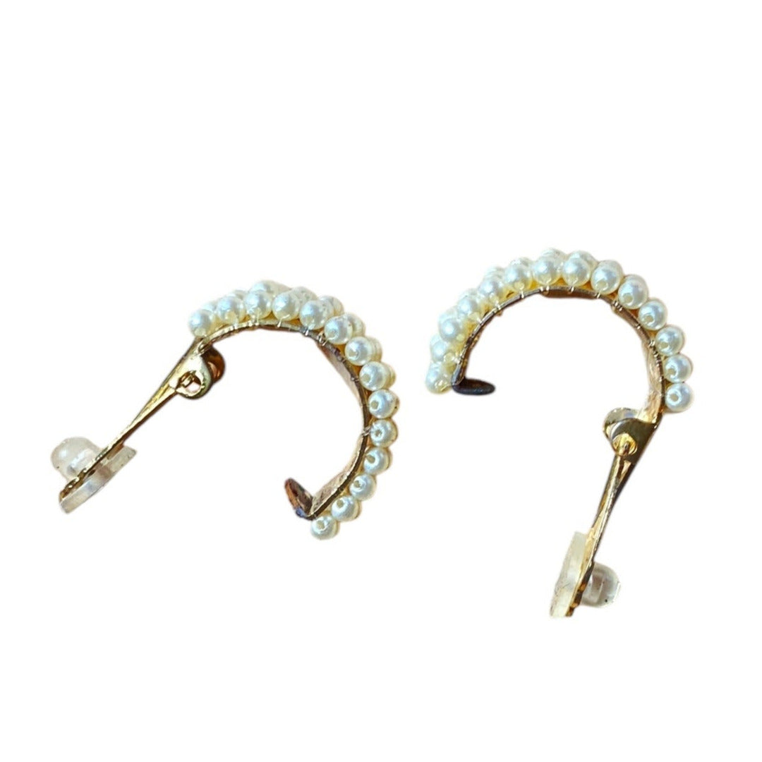 Klips-perleøredobber i gullfarget metall