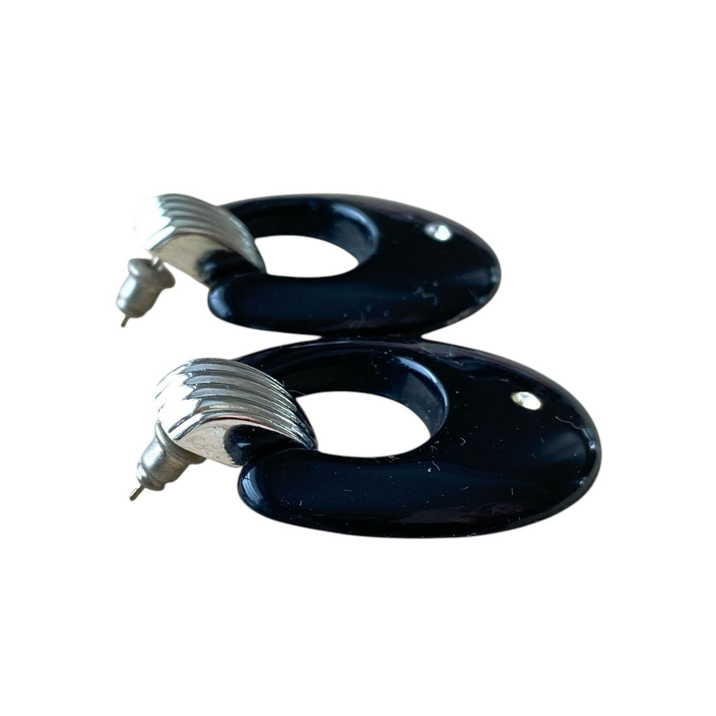 Sorte øredobber i lucite med blank sten