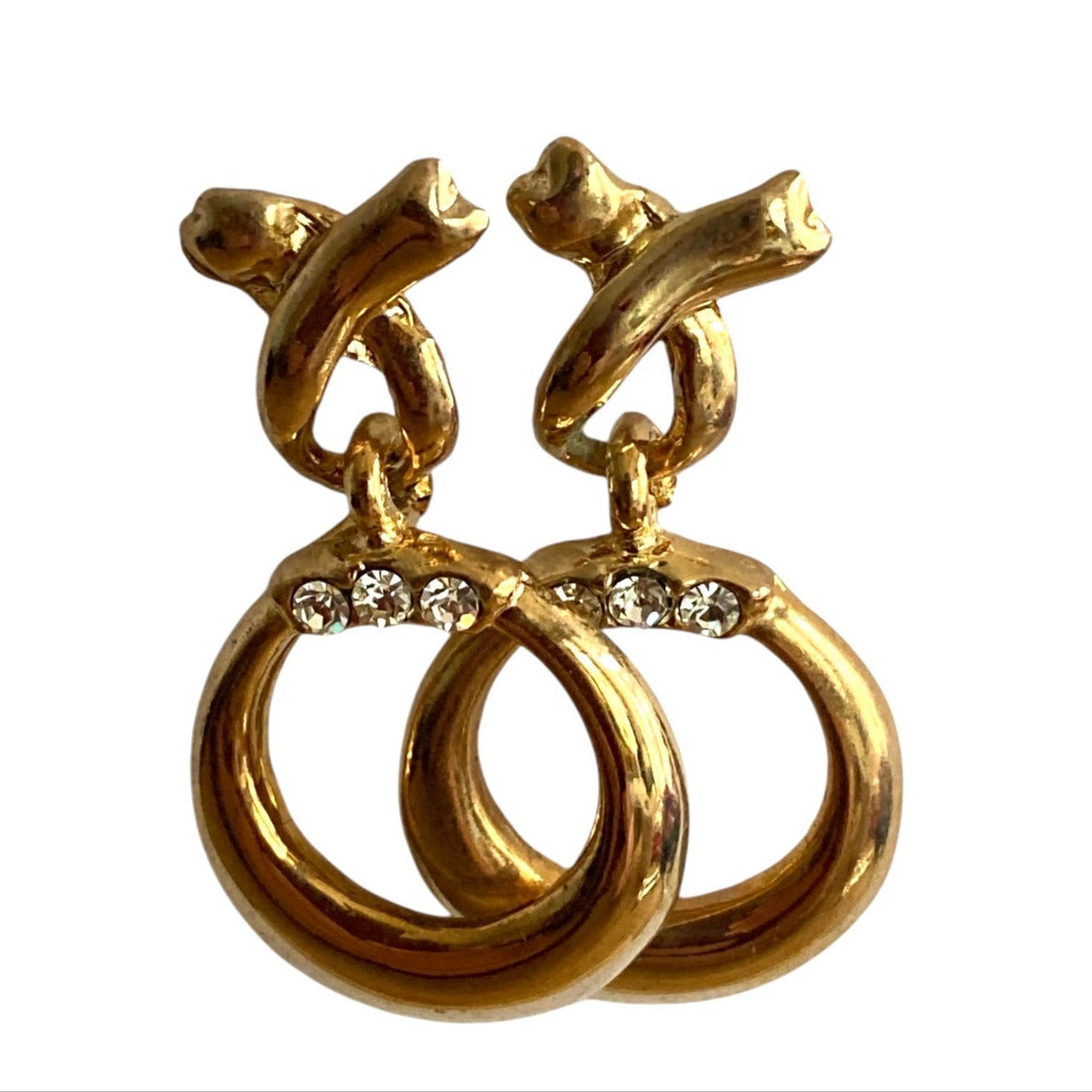 Gullfargede creoler med glitrende detaljer