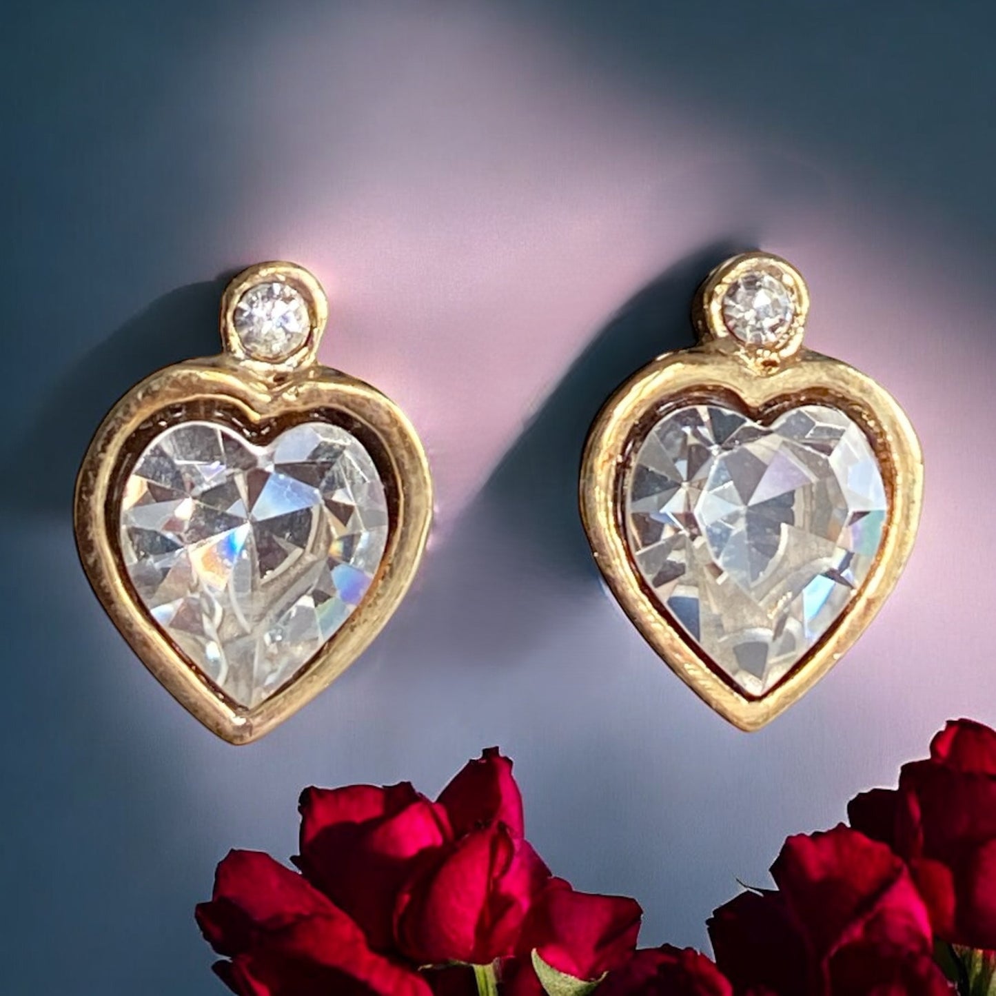 Gullfargede små hjerteformede øredobber med blanke stener