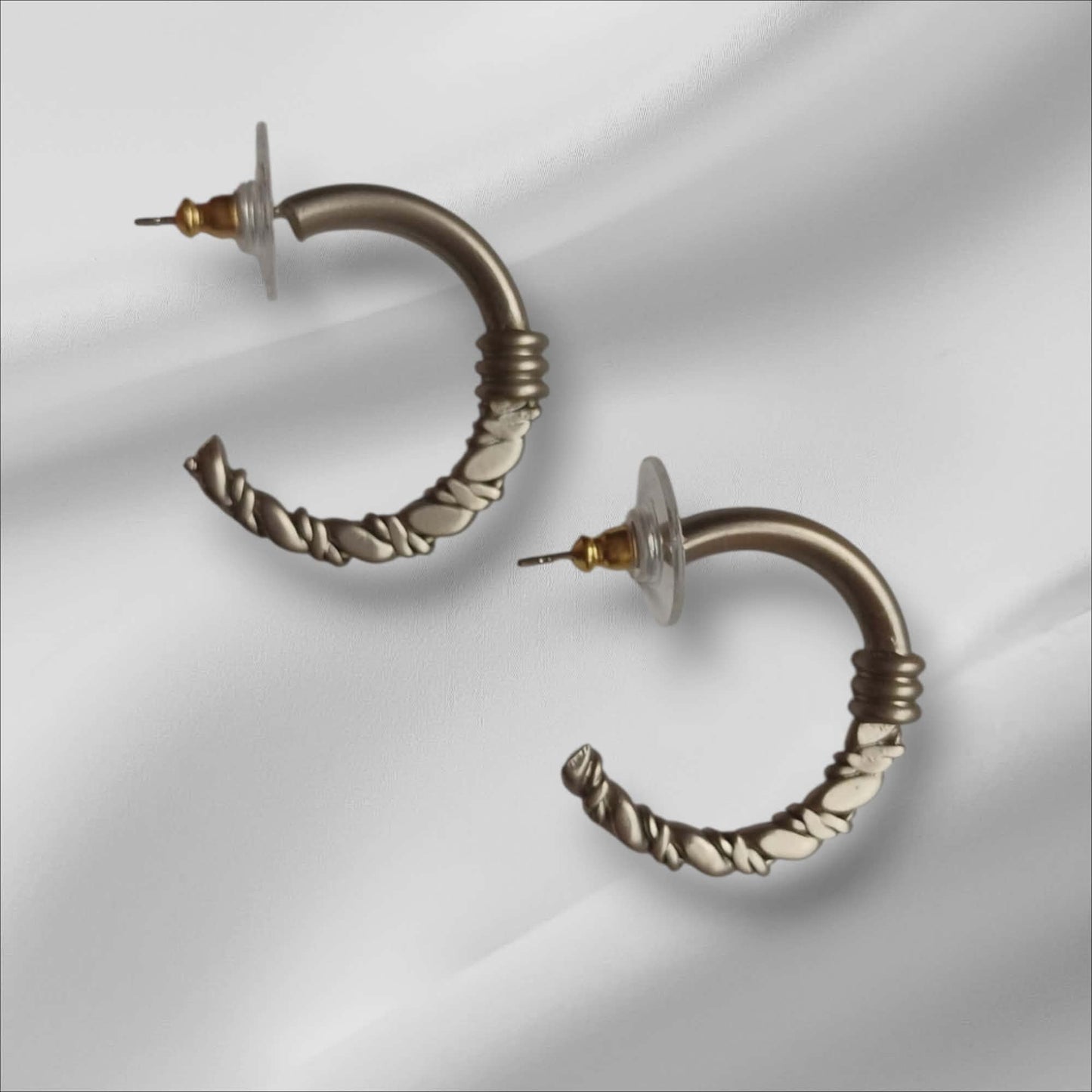 Sølvfargede øreringer med strukturert overflate