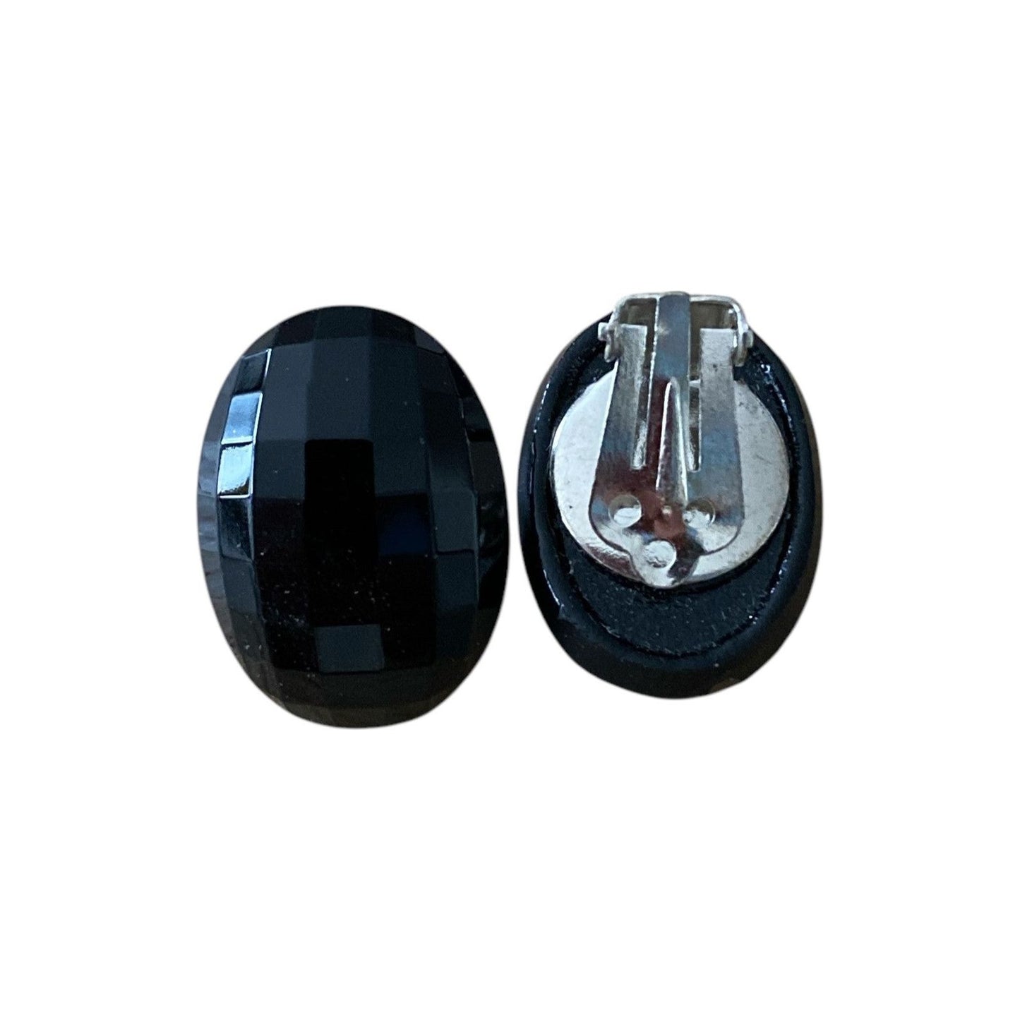 Sorte facettslipte klips-øredobber