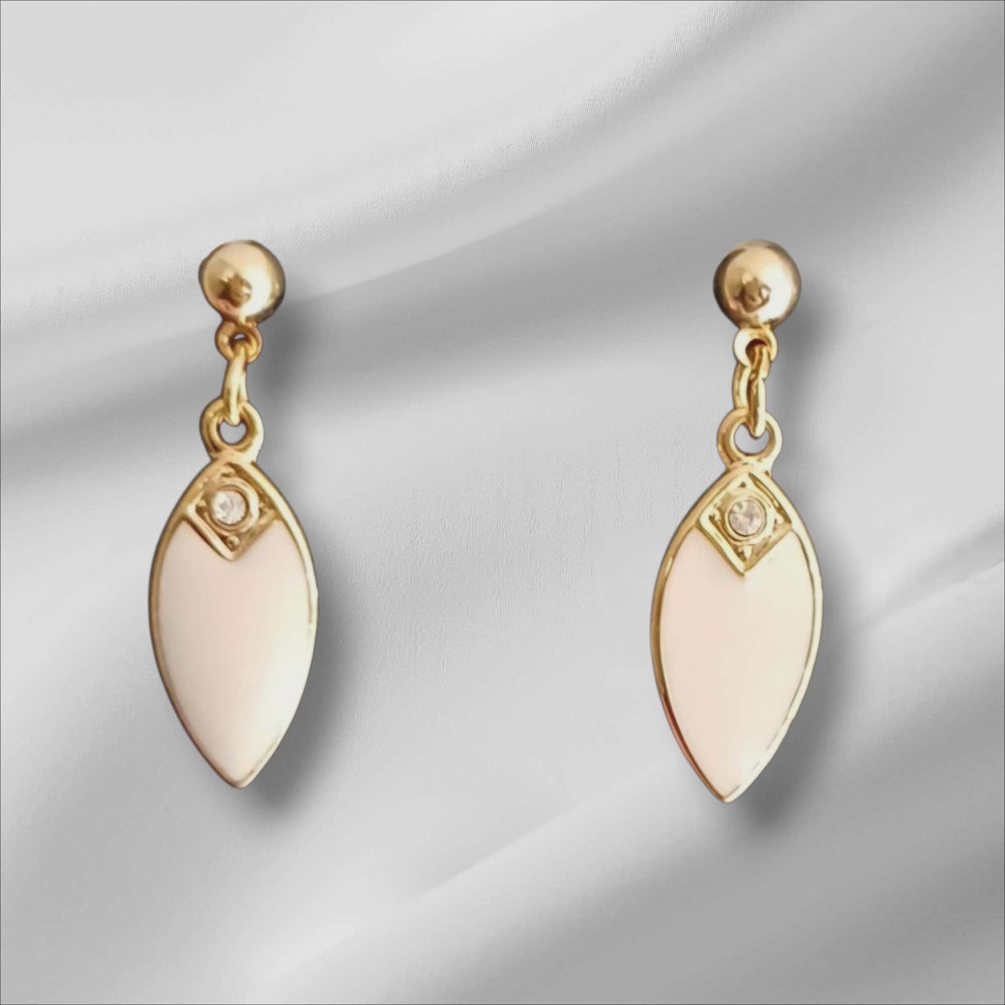 Bladformede øredobber i elfenbensfarget emaljepreg med klar krystalldetalj