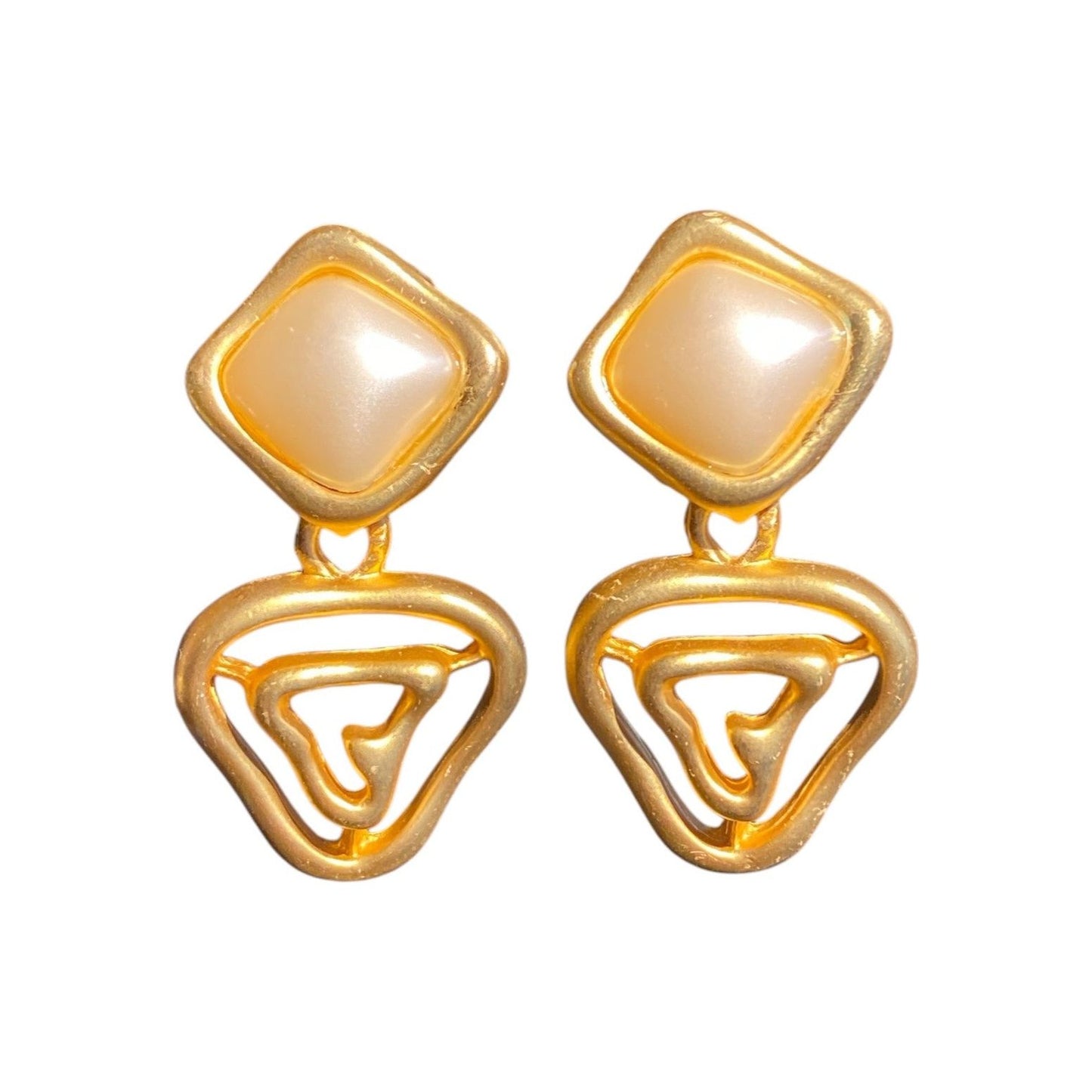 Vintage-øredobber med perlemorsdetaljer og geometrisk design
