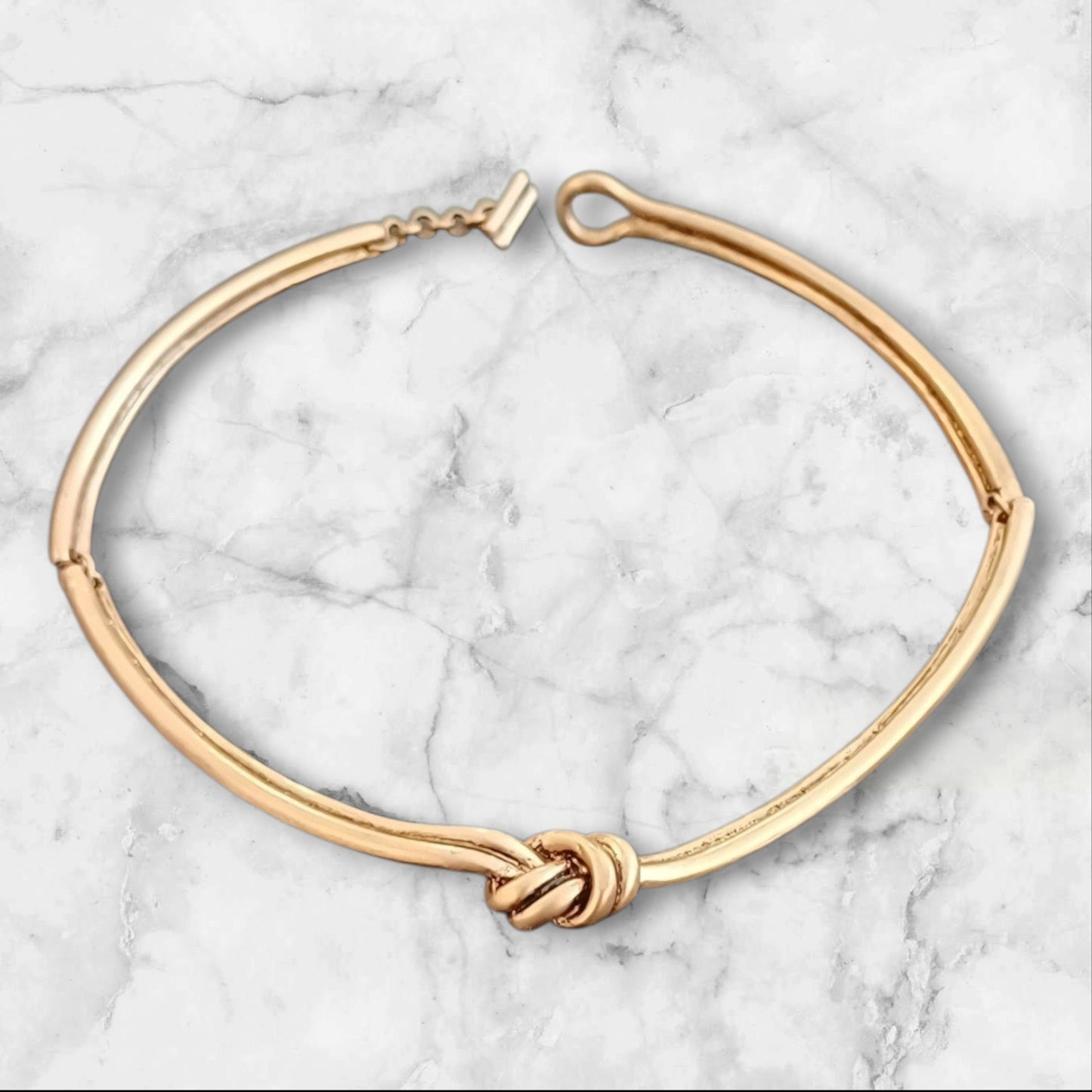 Gullfarget choker med knutedetalj