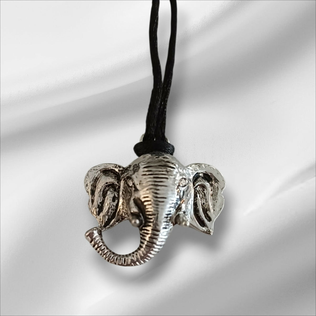 Langt halskjede med elefant