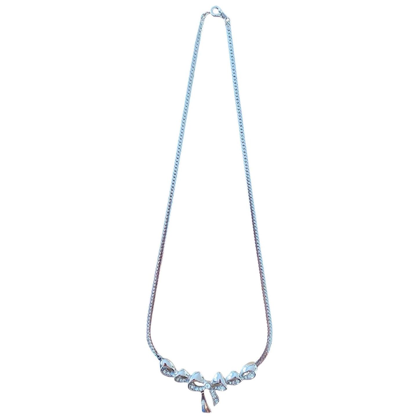 Sølvfarget kjede med sløyfe og blanke stener