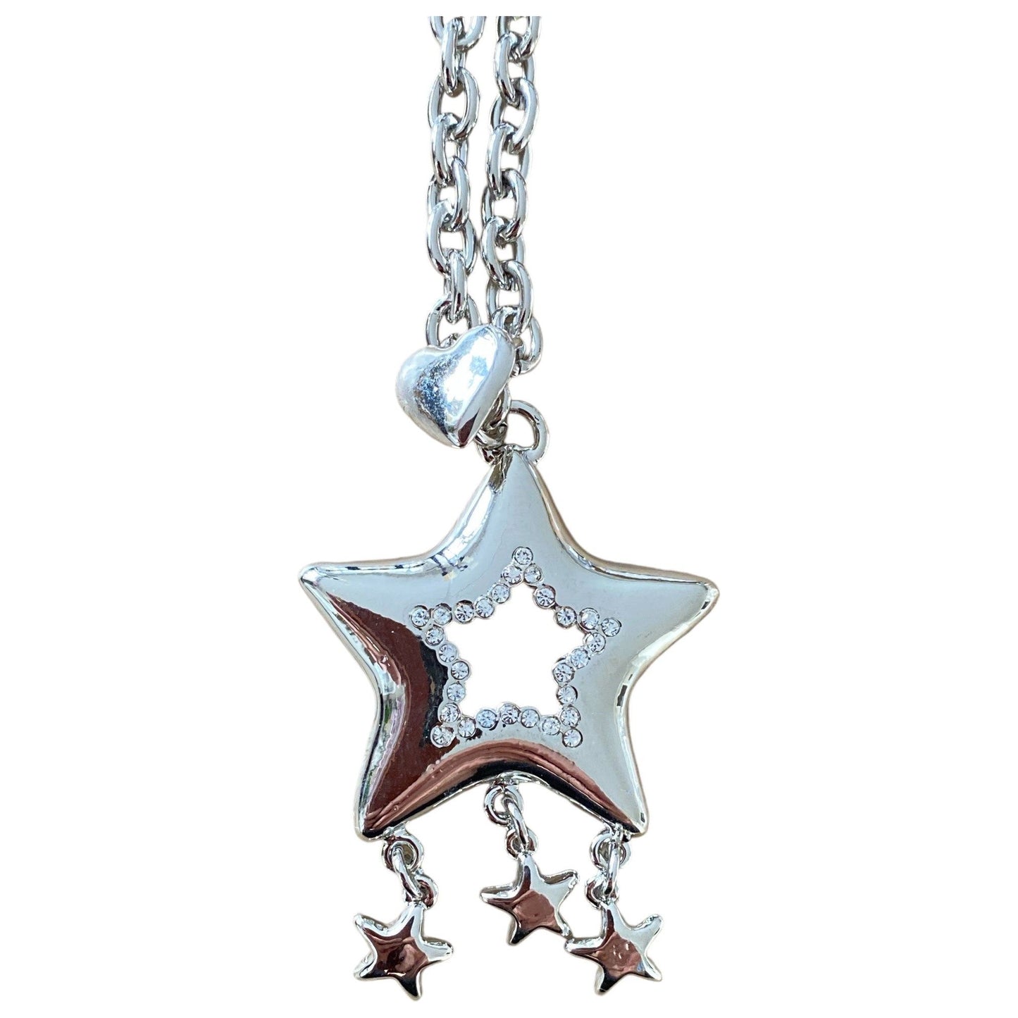 Kjede med stjerneanheng i sølvfarget metall
