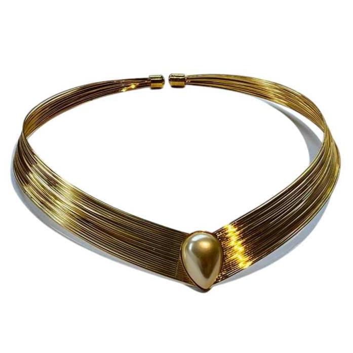 Gullfarget flertråds choker med perledråpe