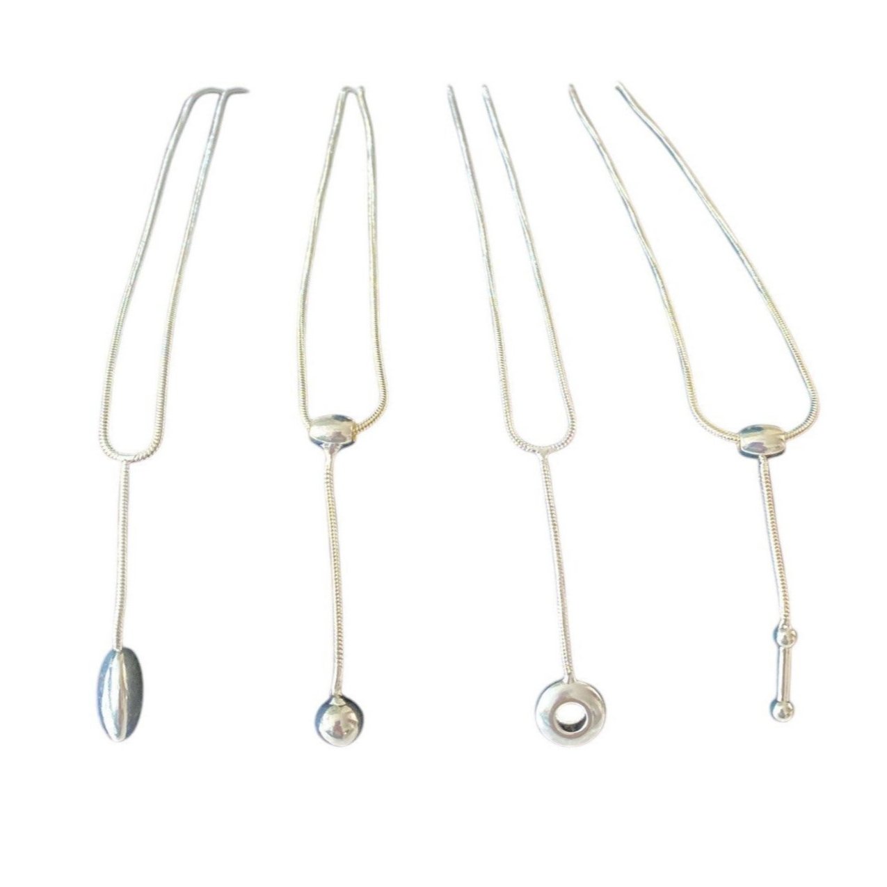 Elegant sølvfarget halskjede med kuleformet anheng