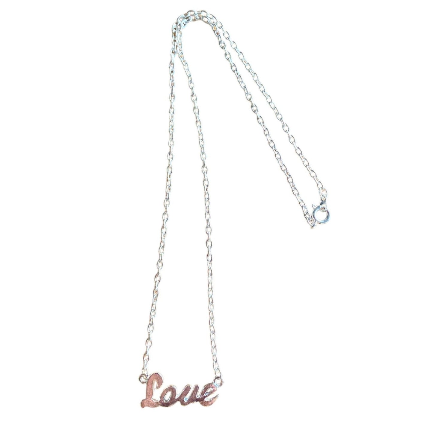 Sølvfarget smykke med "Love"-anheng
