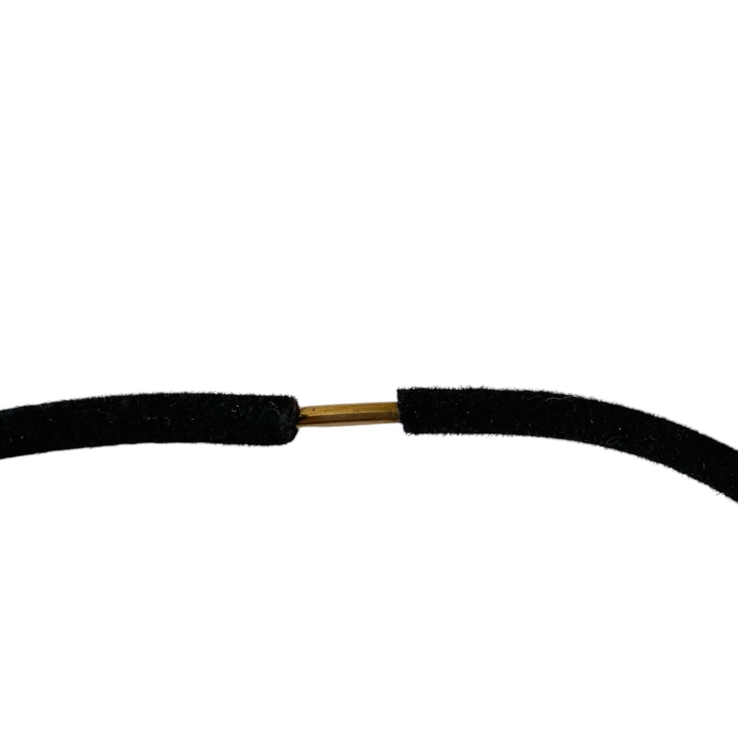 Elegant fløyelschoker med dekorativ grønn sten