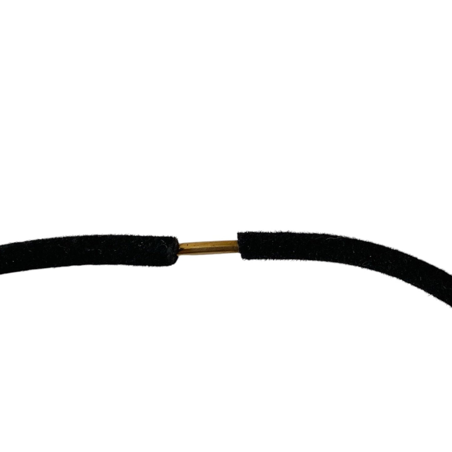 Elegant fløyelschoker med dekorativ rød sten