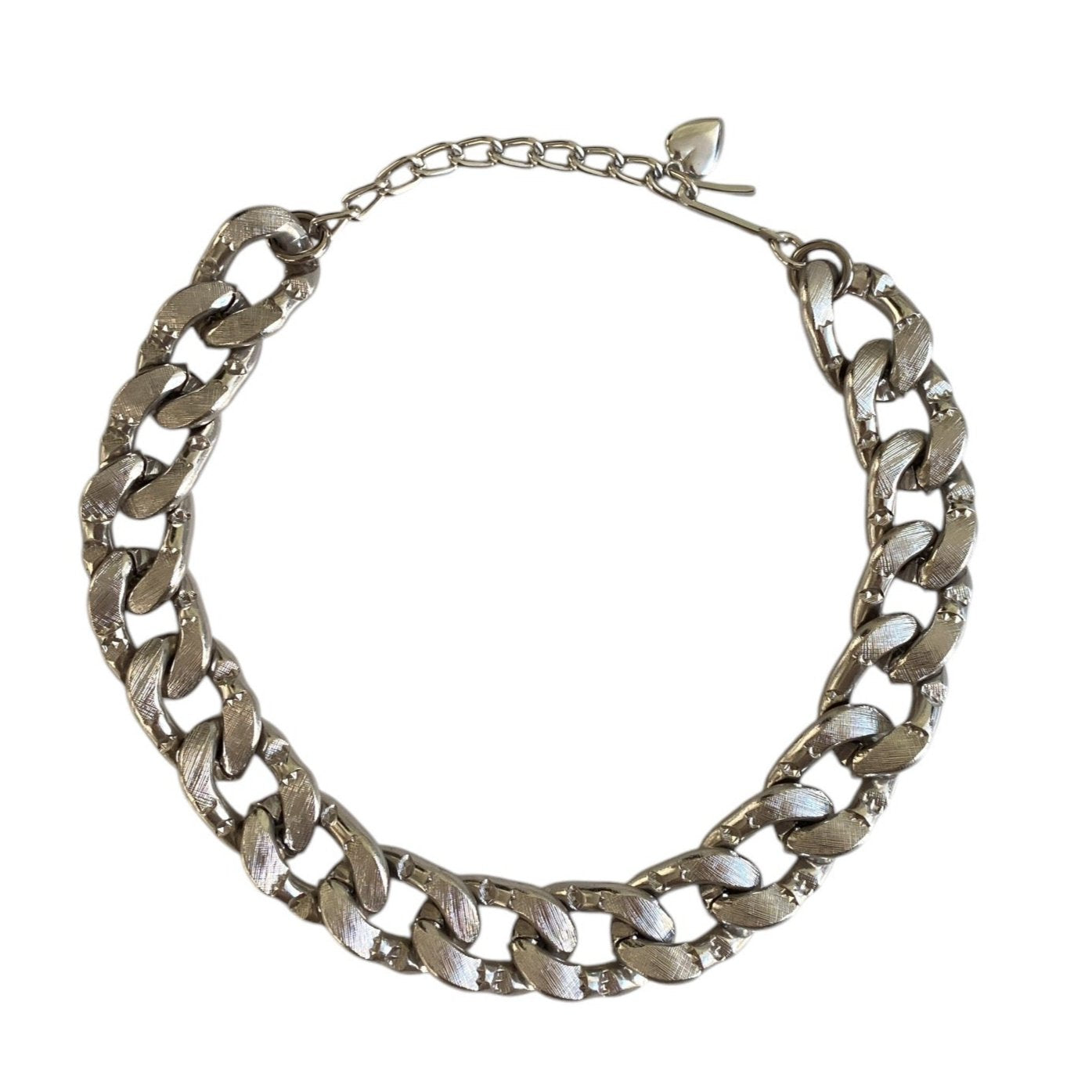 Halslenke i sølvfarget metall