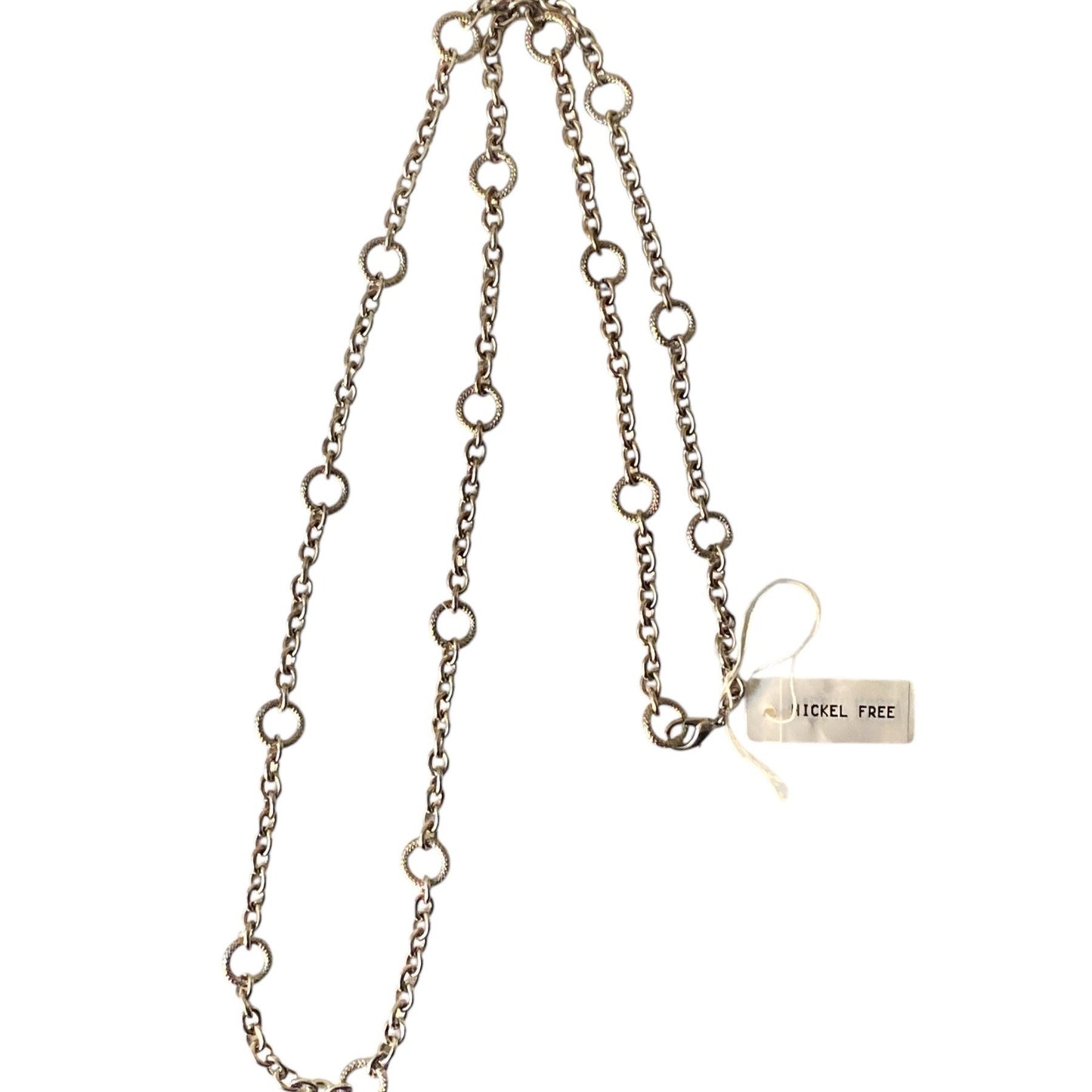 Langt sølvfarget kjede med sirkeldetaljer